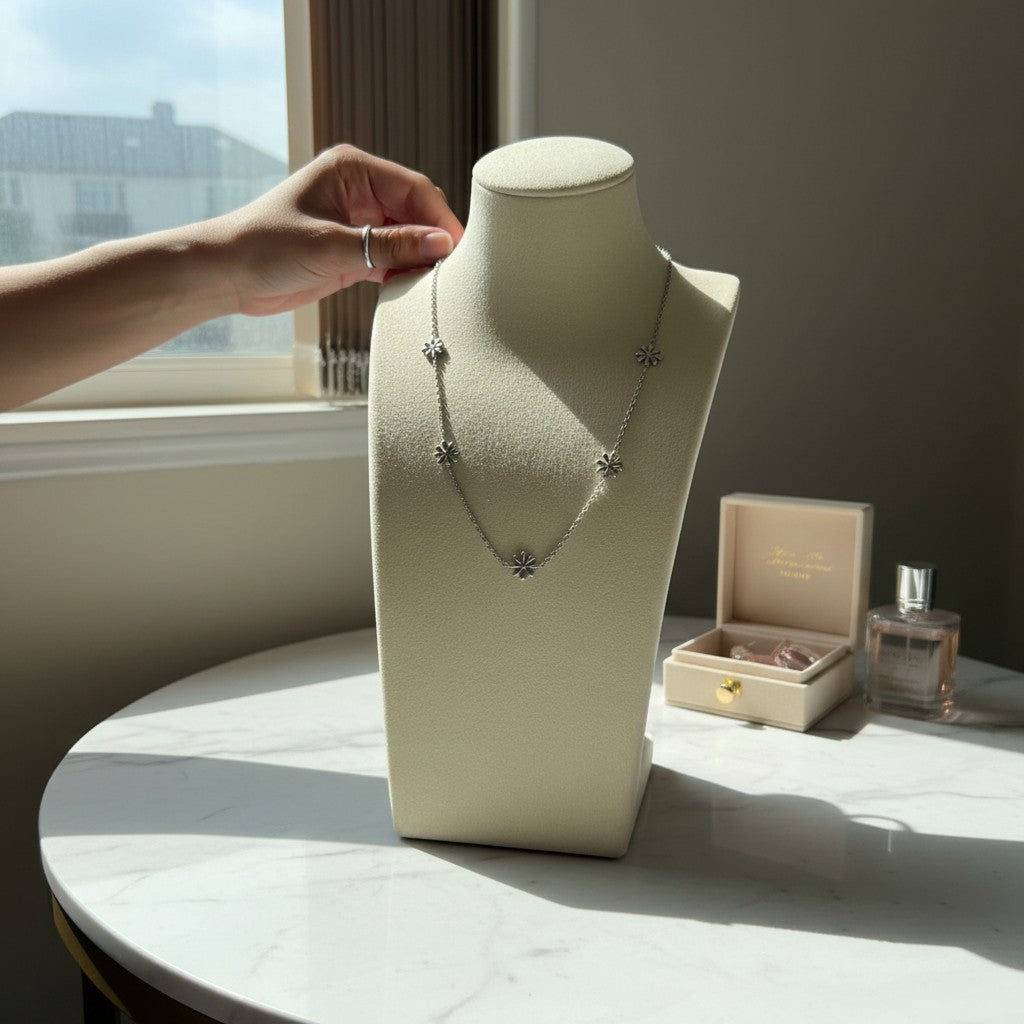 Jenny | Dainty Flower Necklace | Gold Plated & Stainless Steel